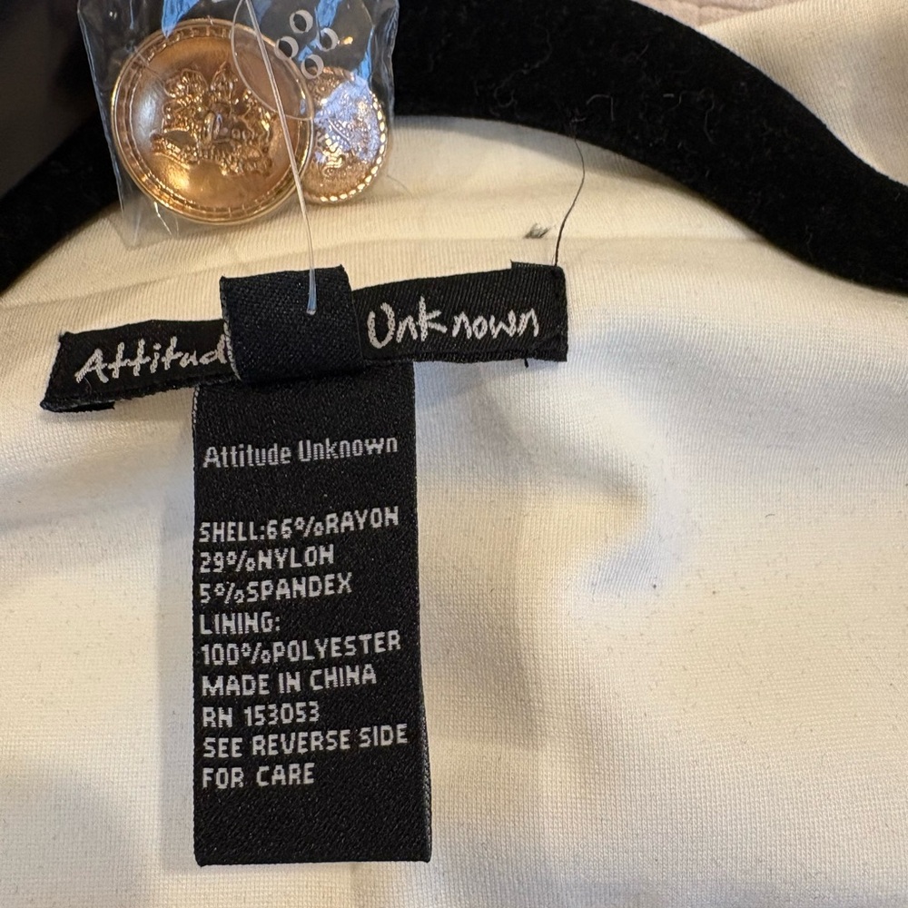 Attitude Unknown Elegant Double-Breasted Blazer with Rose Gold Buttons - Picture 4 of 5